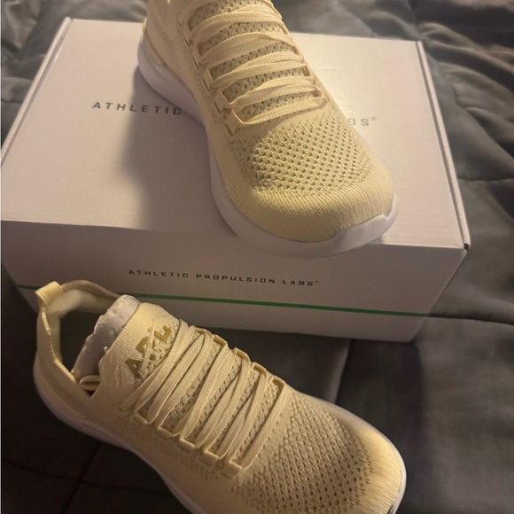 APL 7.5 TechLoom Breeze (Vanilla/24K/White) NEW Sneakers/Tennis Shoes - Picture 4 of 9